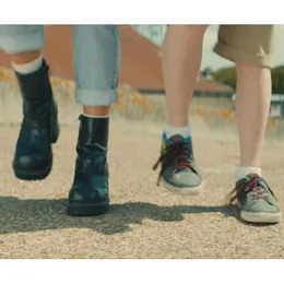 Feet Don't Fail Me Now von Foxes – Cover