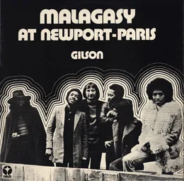 At Newport-Paris von Malagasy – Cover
