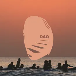 Her von DAO – Cover