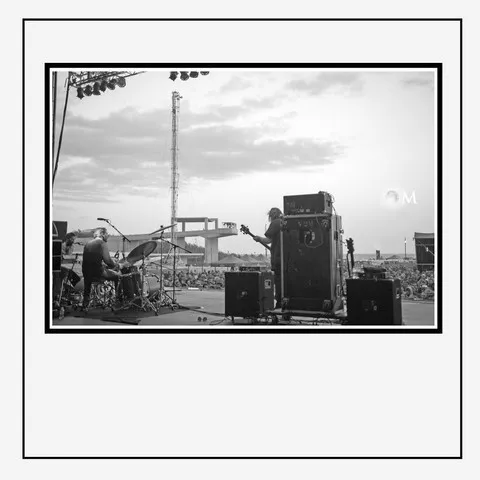 Live von Om – Cover