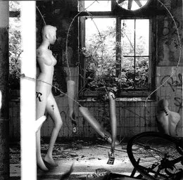 the RED in the monochrome von Para:noir – Album Cover